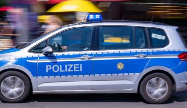 Berlin & Brandenburg: Kleintransporter kracht gegen Straßenmast - zwei Verletzte