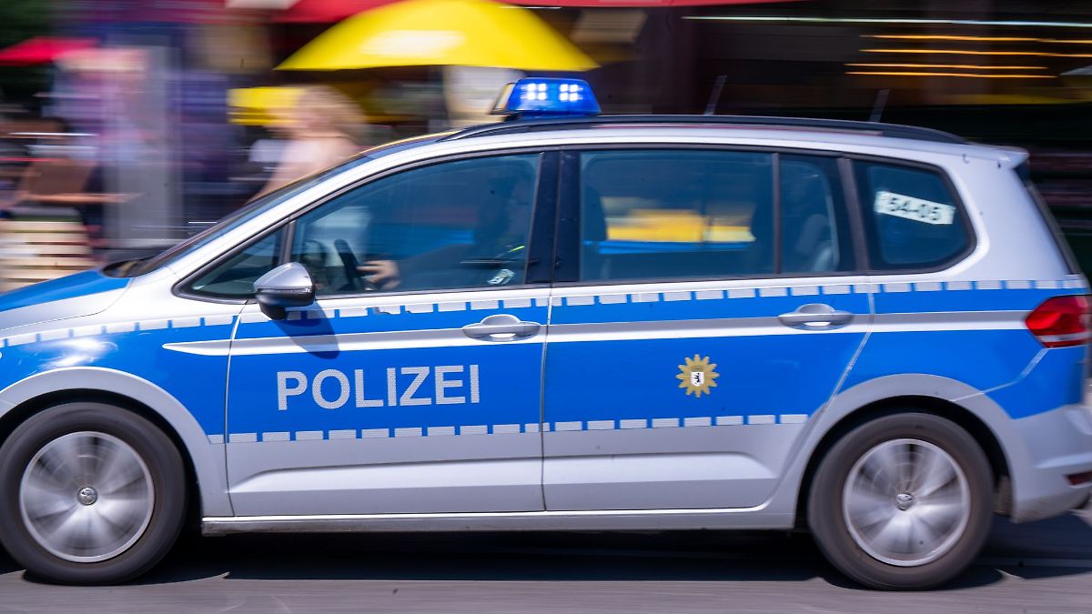 Berlin & Brandenburg: Kleintransporter kracht gegen Straßenmast - zwei Verletzte