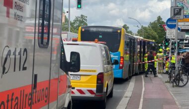 Unfall in Berlin: Auto rammt Linien-Bus – 10 Kinder verletzt | Regional