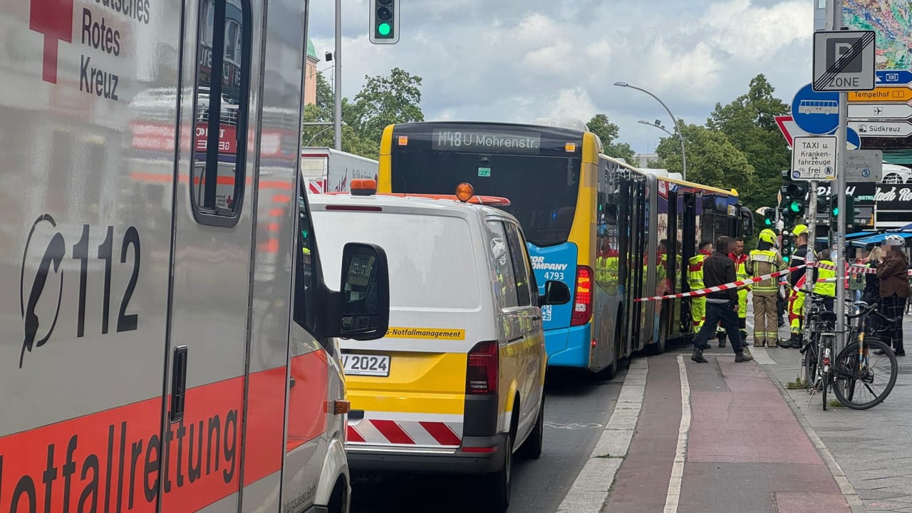Unfall in Berlin: Auto rammt Linien-Bus – 10 Kinder verletzt | Regional