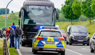 Unfall vor Pokal-Finale: Teambus des Chemnitzer FC crasht vor Spiel gegen RB Leipzig | Sport