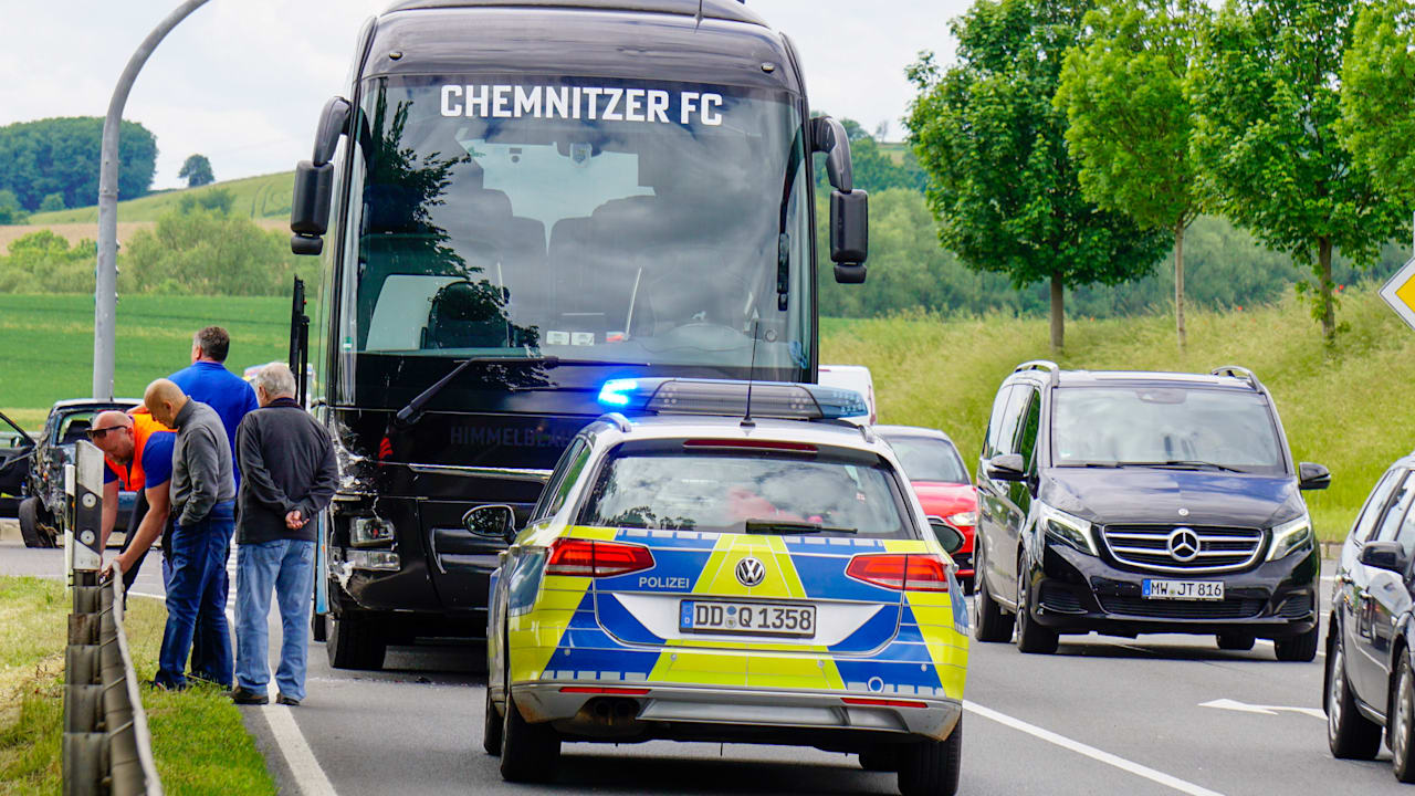 Unfall vor Pokal-Finale: Teambus des Chemnitzer FC crasht vor Spiel gegen RB Leipzig | Sport