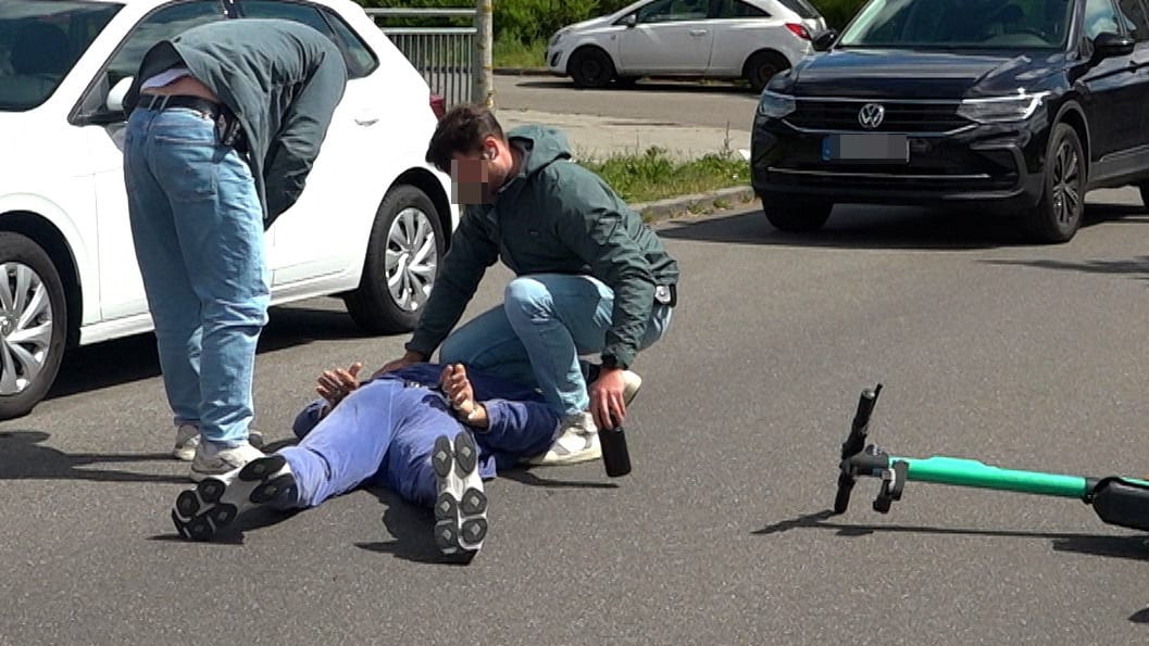 Festnahme in Hamburg: Fahnder zerren mutmaßlichen Sextäter von Roller | Regional