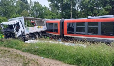 Zug-Unfall in Pocking: Lkw kollidiert in Bayern mit Zug, viele Verletzte | News