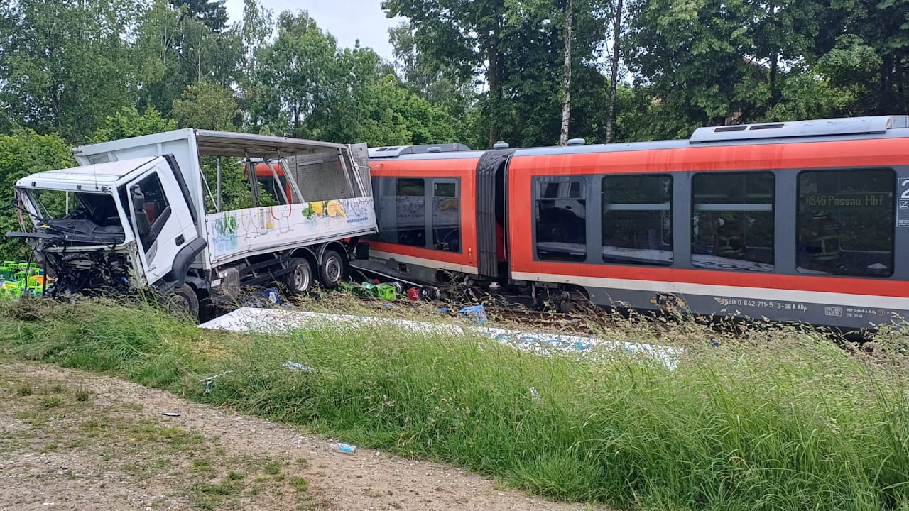 Zug-Unfall in Pocking: Lkw kollidiert in Bayern mit Zug, viele Verletzte | News