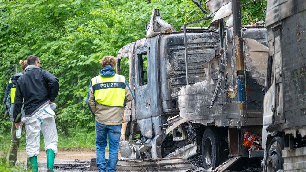 Nach Angaben der Polizei wurden sechs Fahrzeuge beschädigt, vier davon erlitten durch das Feuer einen Totalschaden.