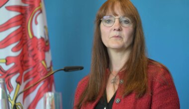 AfD: Brandenburgs Innenministerin tritt zurück - Politik