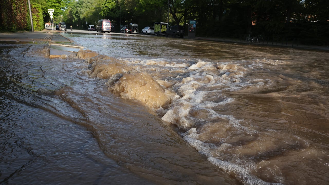Wasser-Chaos in Hamburg! Trinkwasser-Rohr unter Hauptstraße geplatzt | Regional