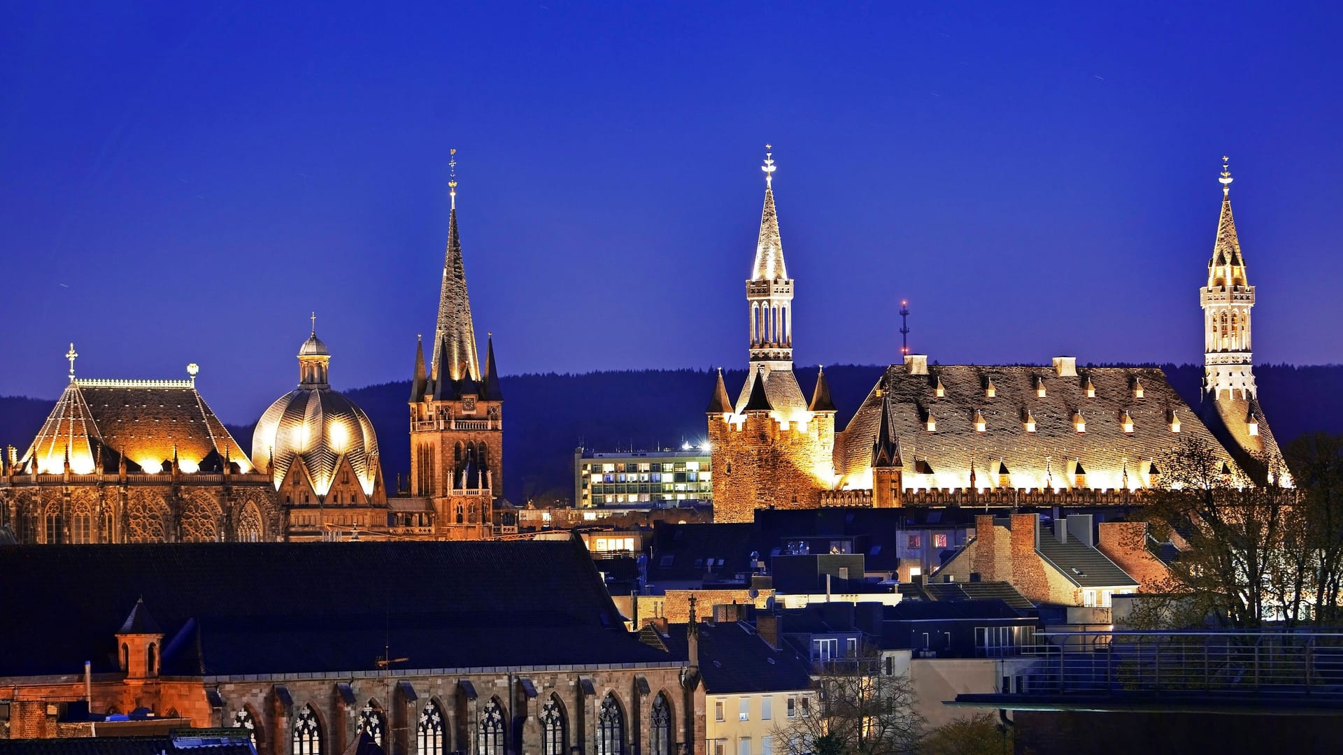 Aachen in der Abenddämmerung (Symbolfoto): Für Abendspaziergänge braucht es am letzten "Eisheiligentag" den Pullover.
