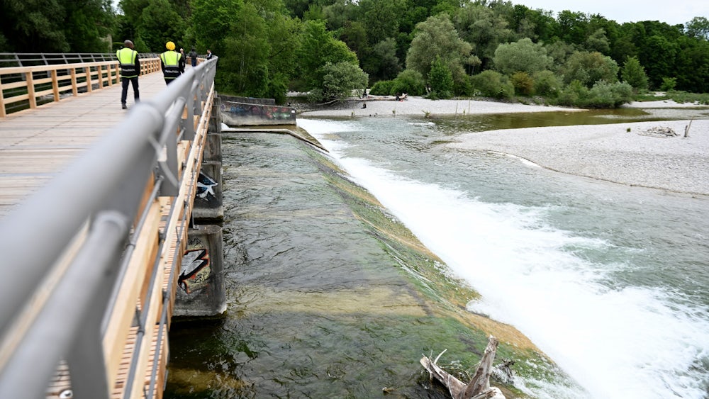 An der Flaucherbrücke ist der Grund des Flusses zu sehen.