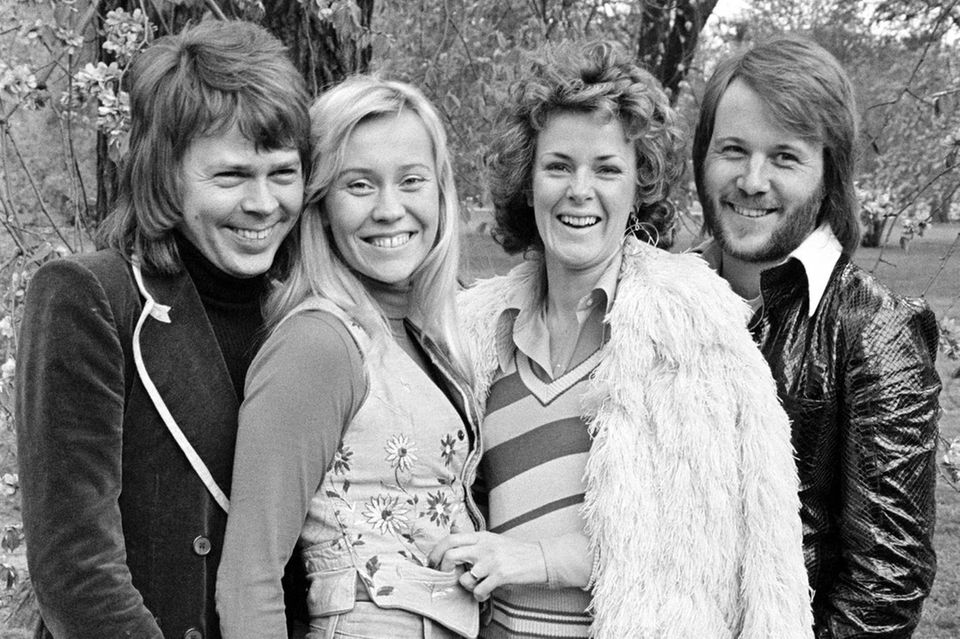 Die ABBA-Mitglieder Björn Ulvaeus, Agnetha Fältskog, Anni-Frid Lyngstad und Benny Andersson (v. l.) posieren 1974 für ein Bandfoto.