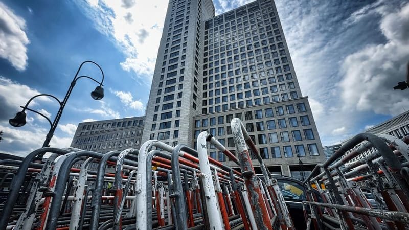 Absperrgitter stehen vor dem Hotel Waldorf Astoria Berlin: Montag ist wegen des israelischen Staatsbesuchs mit Absperrungen und Staus zu rechnen.