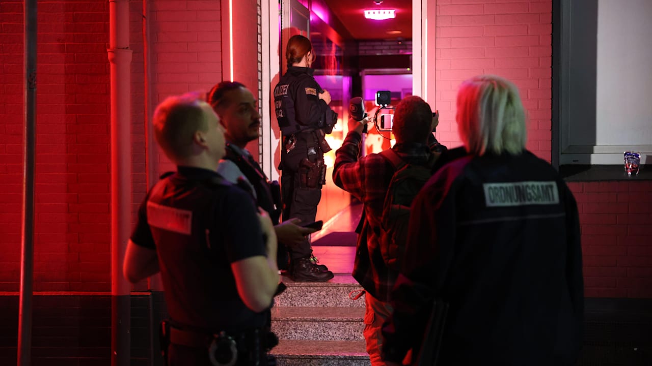 Razzia in Duisburg und NRW: 400 Polizisten riegeln Bordell-Viertel ab | Regional