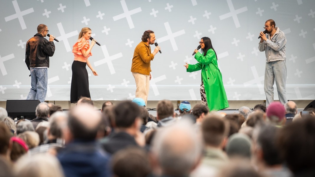 Sternenmeer aus Kerzenlichtern bei A-capella-Woche Hannover | NDR.de - Kultur - Musik