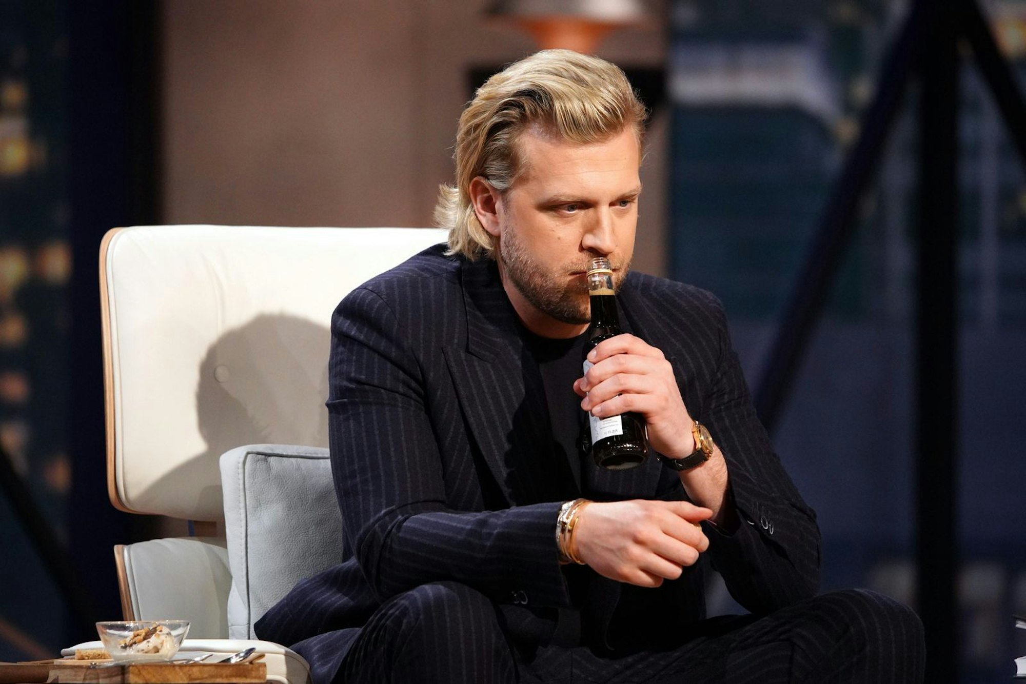 Dahinter steckt ein Bier-Sirup, der allerdings nicht nur Tillman Schulz gewöhnungsbedürftig vorkam. (Bild: RTL / Stefan Gregorowius)