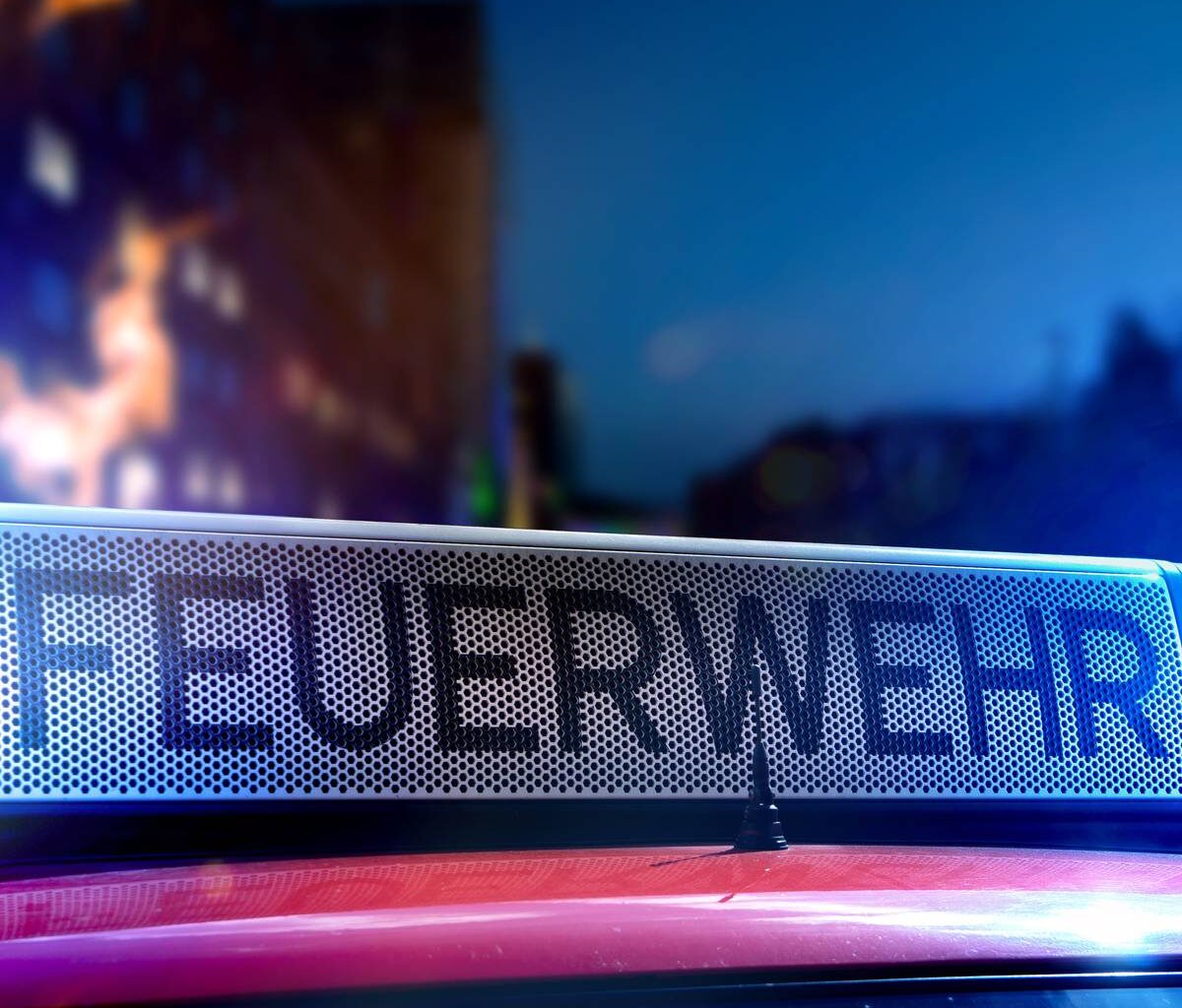 Containerbrand auf Schrottplatz in Duisburg