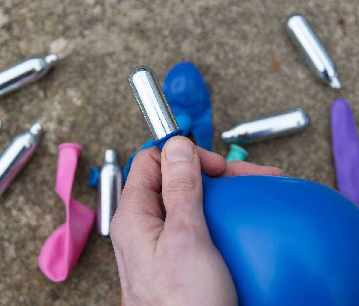 Neuss verbietet Lachgas-Verkauf und gibt grünes Licht für Radweg