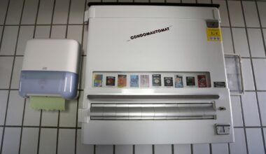 Nach 35 Jahren: Darum wurde der Kondomautomat aus dem Rathaus entfernt | Regional