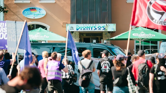 Mehrere Personen demonstrieren vor einem Restaurant © Jannis Große Foto: Jannis Große