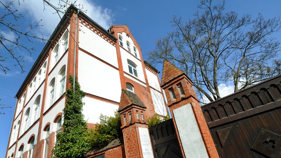 Der denkmalgeschütze Altbau der Gedenkstätte Ahlem in Hannover. © dpa Foto: Holger Hollemann