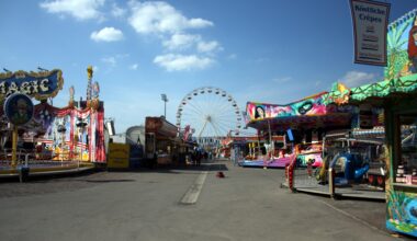 Buden und Riesenrad, blauer Himmel auf der Kleinmesse.