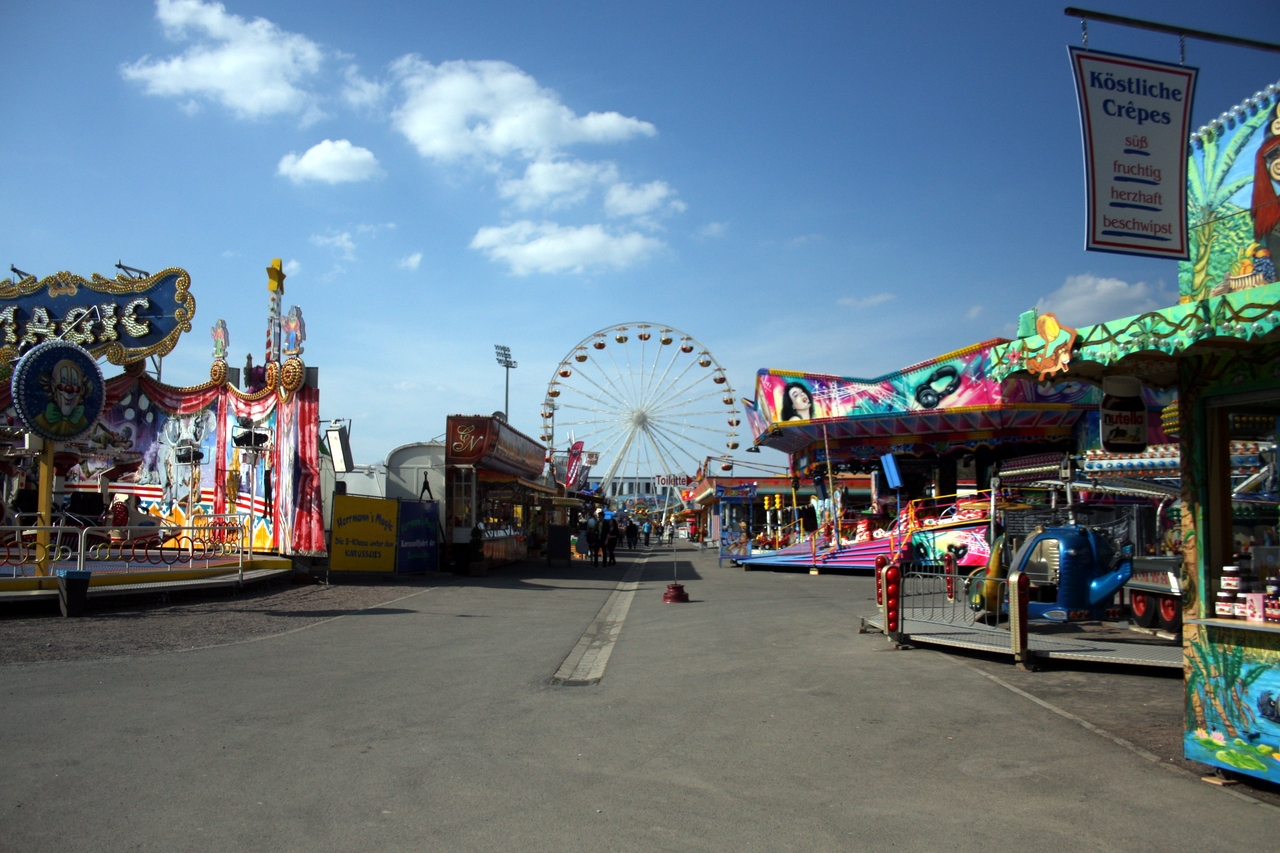 Buden und Riesenrad, blauer Himmel auf der Kleinmesse.