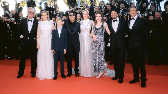 Mehrere Leute in Gala-Outfits posieren am roten Teppich von Cannes (Das Team von "Amrum" mit Fatih Akin und Diane Kruger) © Imago Stock ( Terence Baelenx STAR) Foto: Terence Baelenx STAR