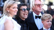 Eine Frau, zwei ältere Männer und ein Junge bei einer Filmpremiere (Das Team von "Amrum" mit Fatih Akin und Laura Tonke © Sameer Al-Doumy/AFP/dpa +++ dpa-Bildfunk Foto: Sameer Al-Doumy