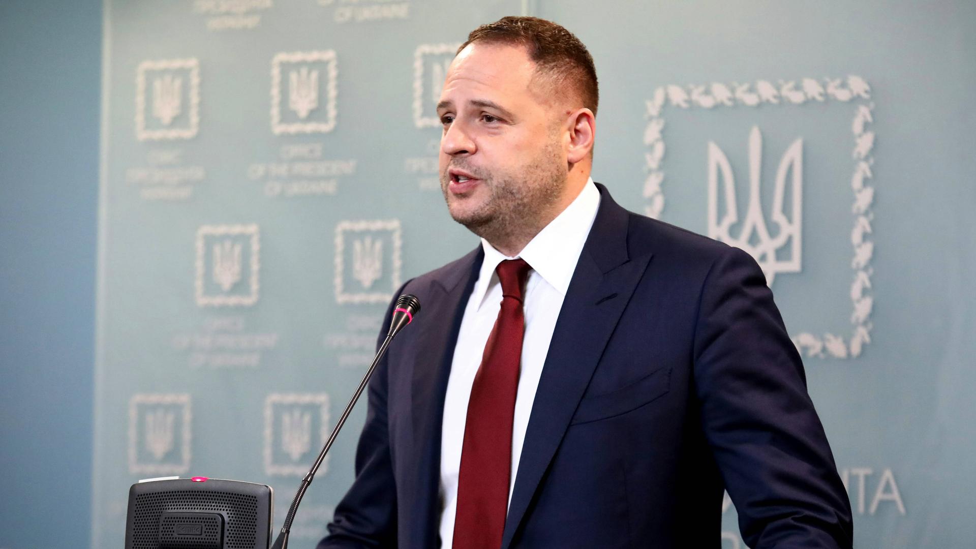 Der ukrainische Präsidentenberater Andrij Jermak steht hinter einem Mikrofon.
