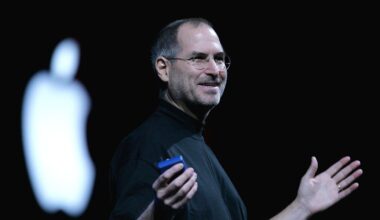 Steve Jobs steht bei einer Apple-Präsentation auf der Bühne