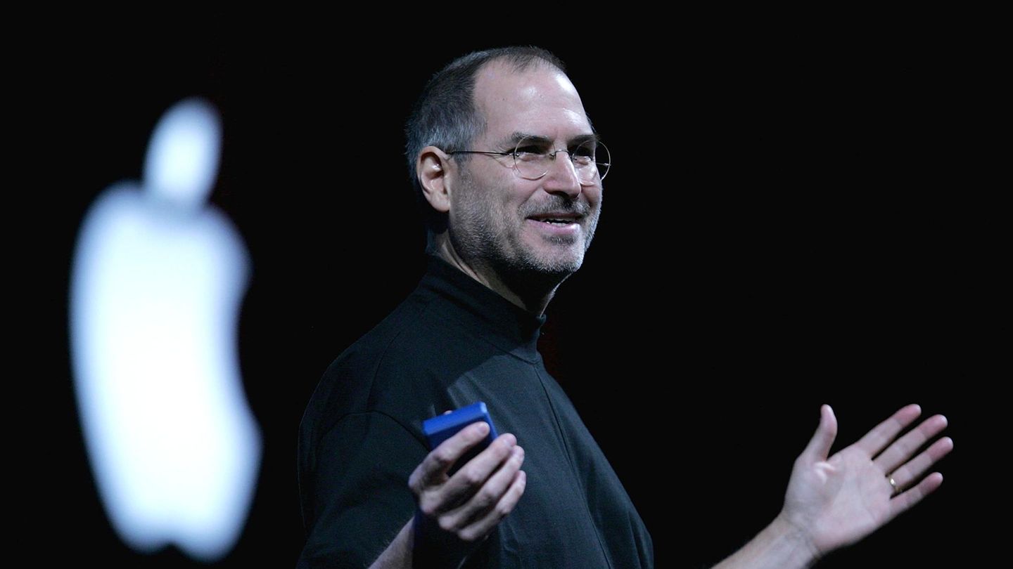 Steve Jobs steht bei einer Apple-Präsentation auf der Bühne