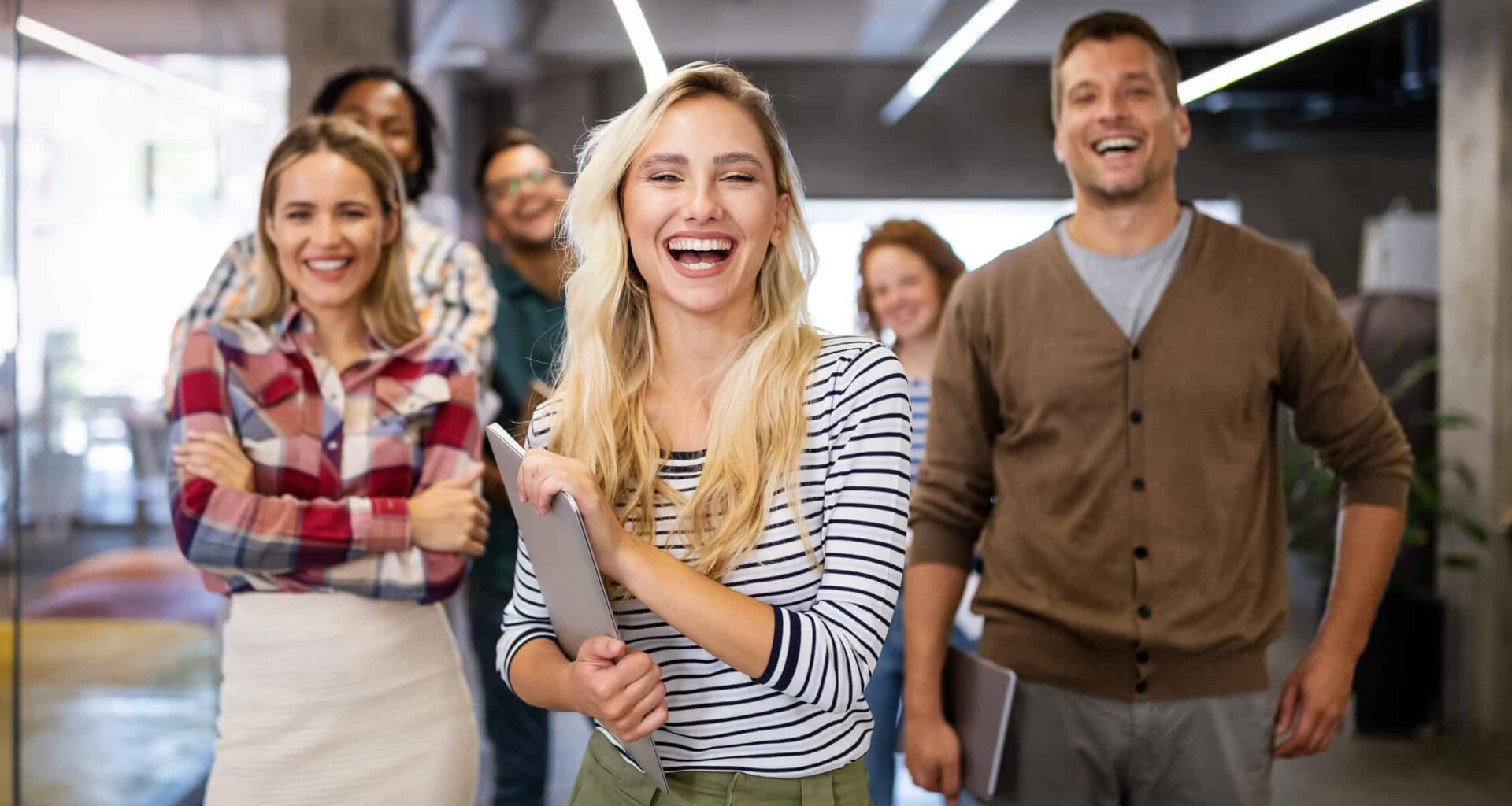 In britischen Büros gehört Nähe zum Arbeitsalltag – nicht nur zum Afterwork.