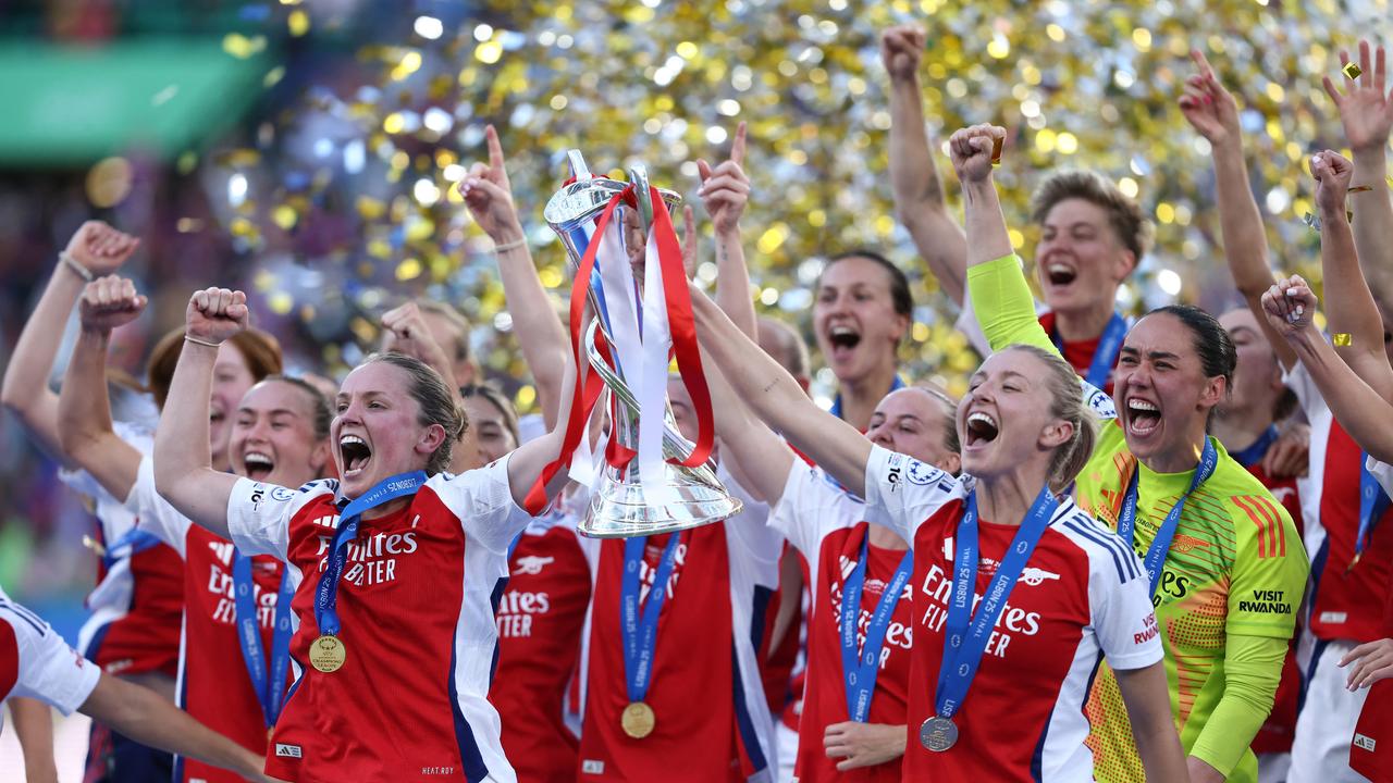 Champions League: Arsenals Frauen feiern Gewinn des Henkelpotts