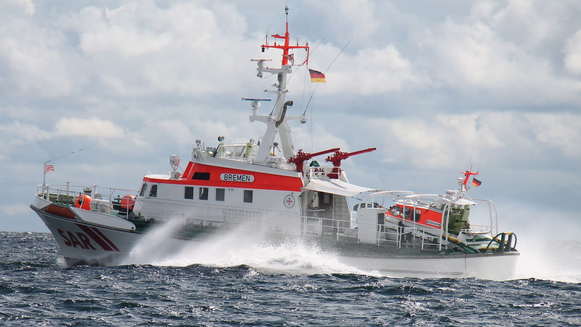 Auf dem Schiff "Bremen" gelangten die Retter zur Segelyacht.