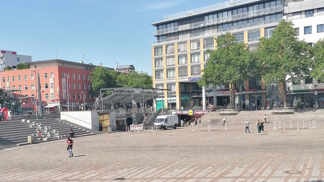 Auf dem Wiener Platz ist wenig los, Grund ist wohl die Hitze.