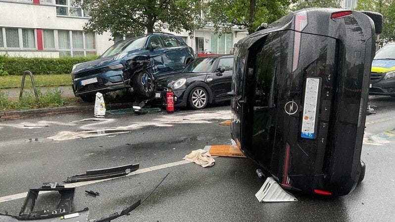 Auto überschlägt sich in der Malteserstraße: Alle beteiligten Fahrer kamen in ein Krankenhaus.