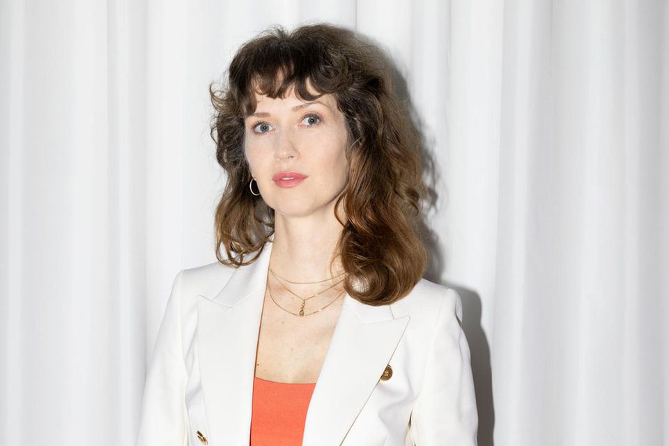 "Dranbleiben, Löschen, Neuschreiben, Verzweifeln, und wieder von vorn." So beschreibt die dreifache Bestseller-Autorin Katja Lewina (u.a. "Sie hat Bock") ihren Joballtag.