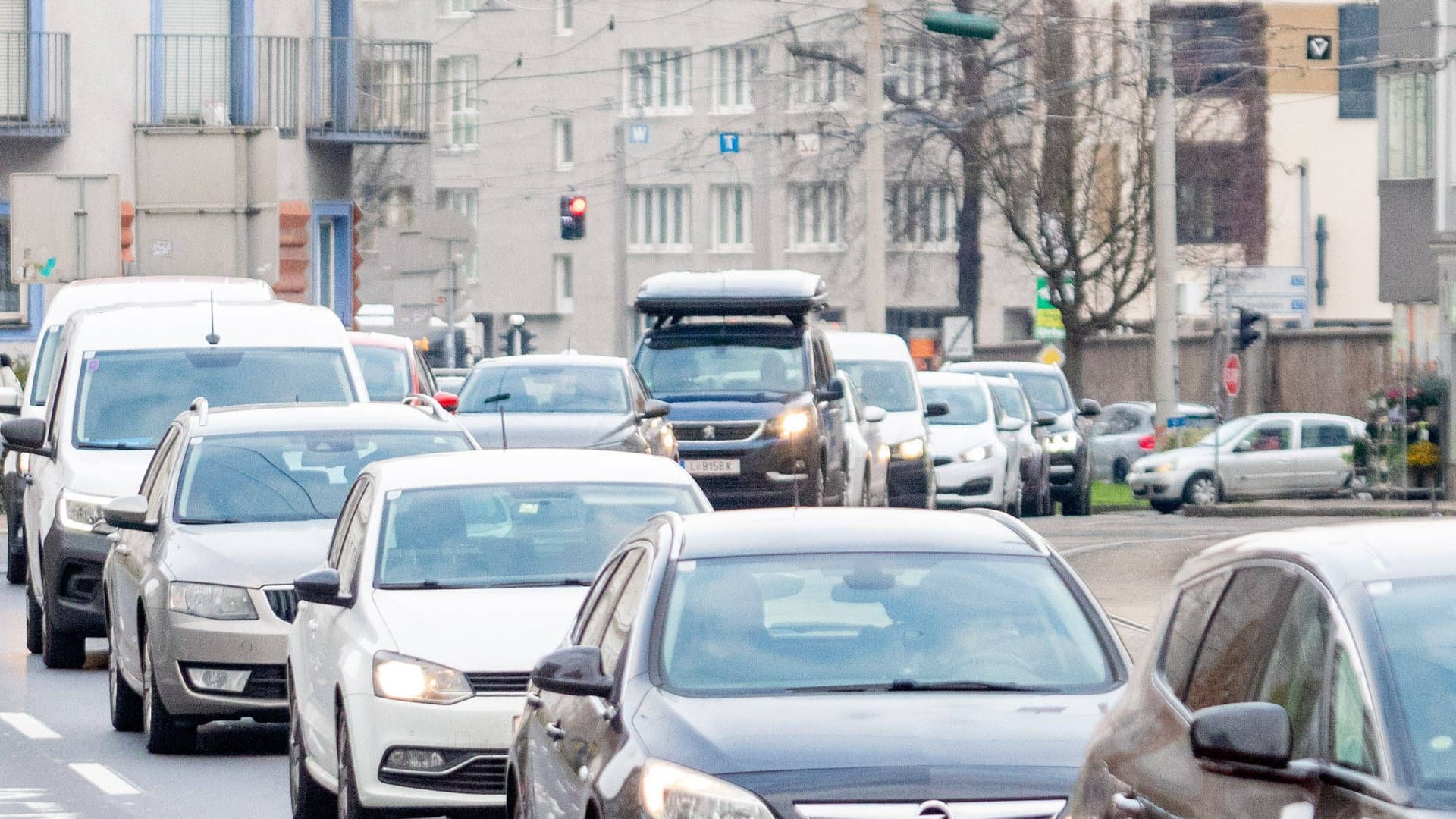 Autos in einem Stau (Symbolfoto): In Köln brauchten Autofahrer am Donnerstagnachmittag noch einmal mehr Geduld.