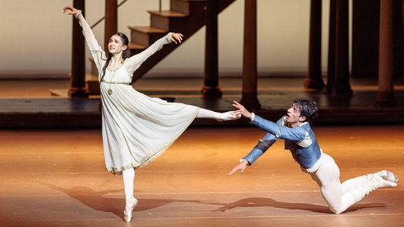 Die Tänzer Louis Musin als Romeo und Azul Ardizzone als Julia tanzen auf der Fotoprobe von "Romeo und Julia". Die Wiederaufnahme des Shakespeare-Balletts eröffnet am 11. Juni 2023 die 48. Hamburger Balletttage und gilt als besonderer Schlusspunkt von Choreograf J. Neumeiers 50. Jubiläumssaison beim Hamburg Ballett. © picture alliance/dpa Foto: Markus Scholz