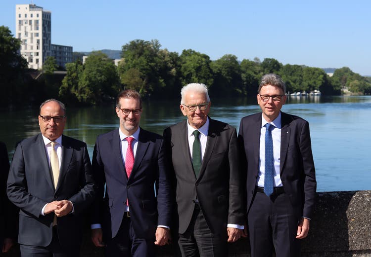 Symbolisch auf der Rheinbrücke: (v.l.) Aargauer Regierungsrat Markus Dieth, Regierungspräsident von Basel-Stadt Conradin Cramer, Ministerpräsident von Baden-Württemberg Winfried Kretschmann und Dieter Egli, Aargauer Landammann.