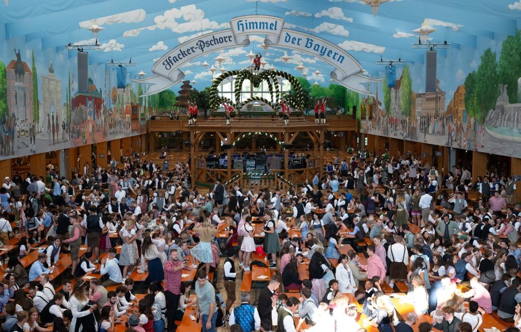 Auf dem Oktoberfest in München soll es 2025 mehr Plätze für Einheimische geben
