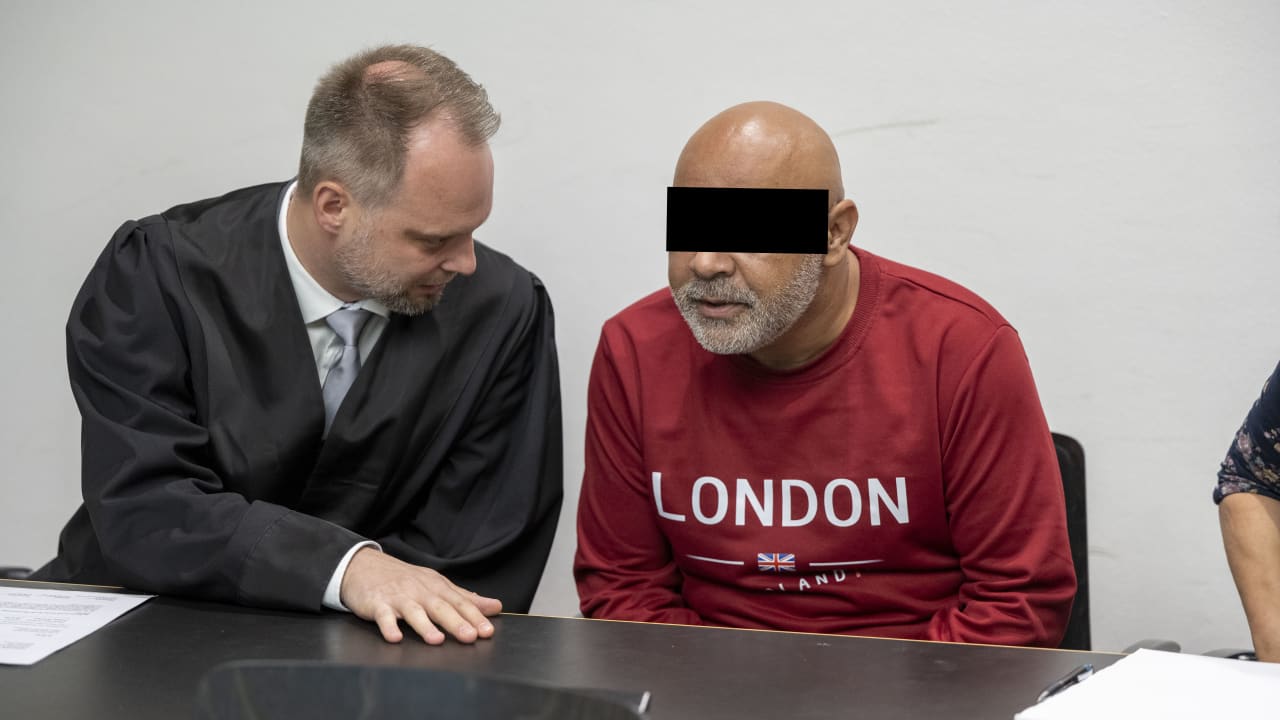 Prozess in Augsburg: Altenpfleger erpresst Priester mit anzüglichen Fotos | Regional