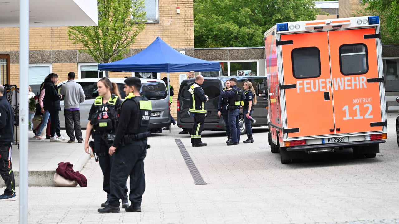 In Berlin: Polizei findet Tatwaffe nach Messerattacke in Grundschule | Regional