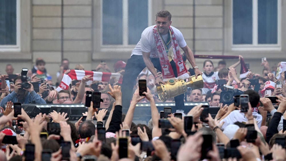 VfB-Profi Maximilian Mittelstädt mit dem Pokal bei der Feier am Schlossplatz.