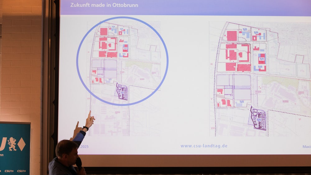 Die Pläne für den Campus in Ottobrunn präsentiert der CSU-Landtagsabgeordnete Maximilian Böltl im Ratssaal des Wolf-Ferrari-Hauses.