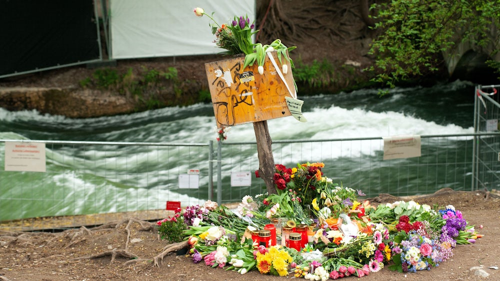 Vor Kurzem war das gleiche Schild noch Blumen-gesäumt.