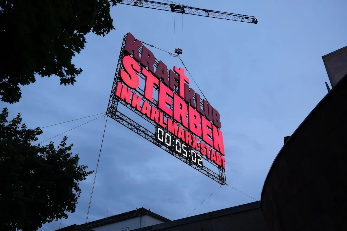 „Sterben in Karl-Marx-Stadt“ - Konzert vor Theater-Brache: Kraftklub gegen Kulturkürzungen - Kultur