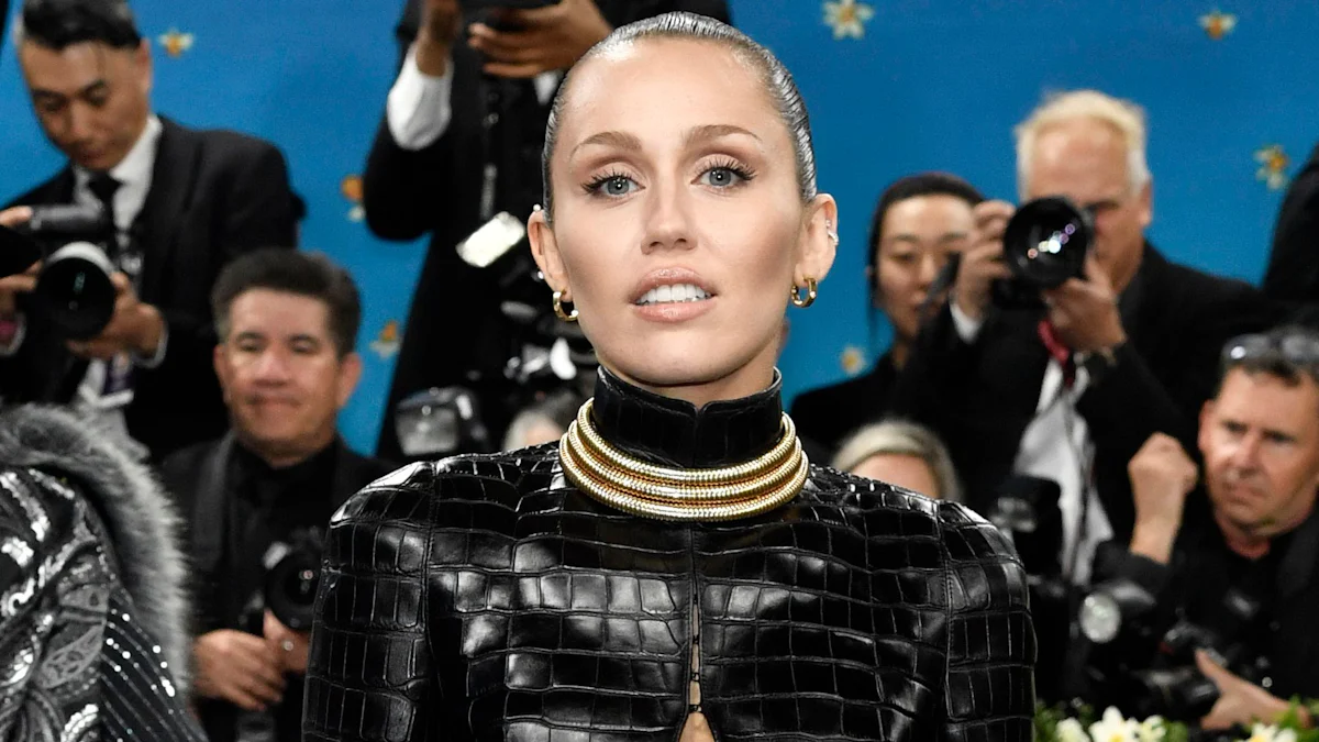 Promi-News: Miley Cyrus hat sich auf dem Walk of Fame eine Knie-Infektion zugezogen - Panorama