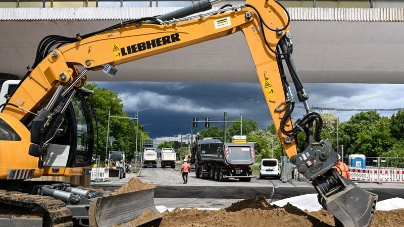 Bagger bei Bauarbeiten (Archivfoto): So sah es an der Wuhlheide-Brücke noch vor wenigen Tagen aus.
