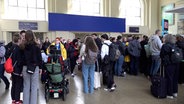 Zahlreiche Menschen stehen im Hauptbahnhof Hannover vor einem leeren Anzeigenschild. © TeleNewsNetwork 